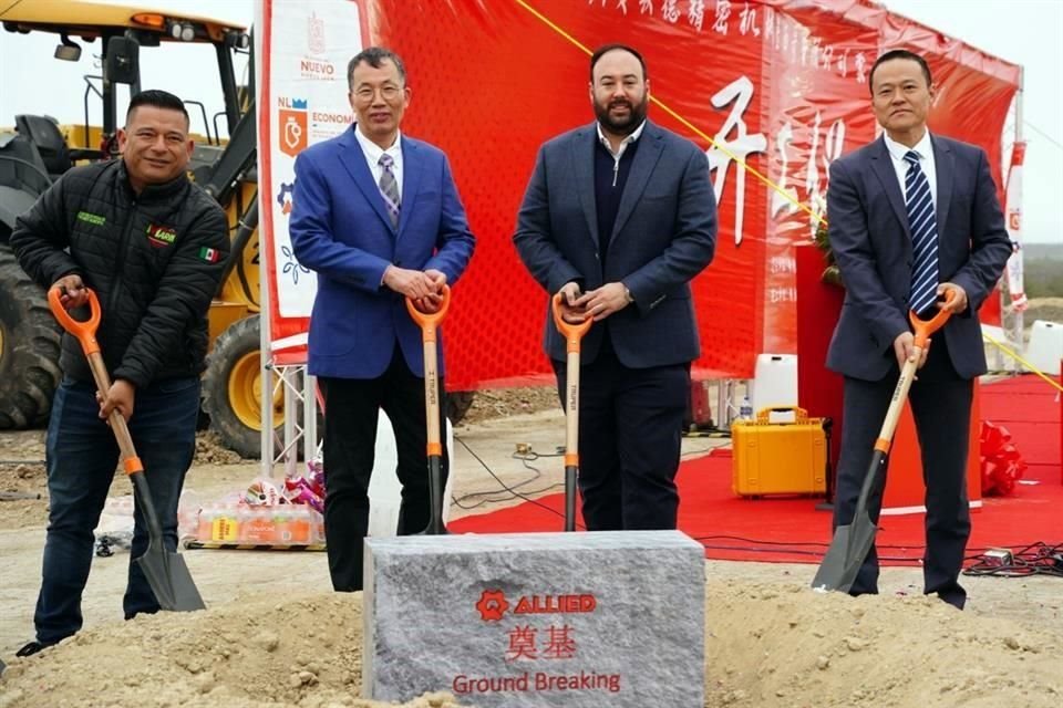 Directivos de Allied Machinery hicieron la ceremonia de colocación de primera piedra, en la que invitaron a Emmanuel Loo (con barba), de la Secretaría de Economía de NL.