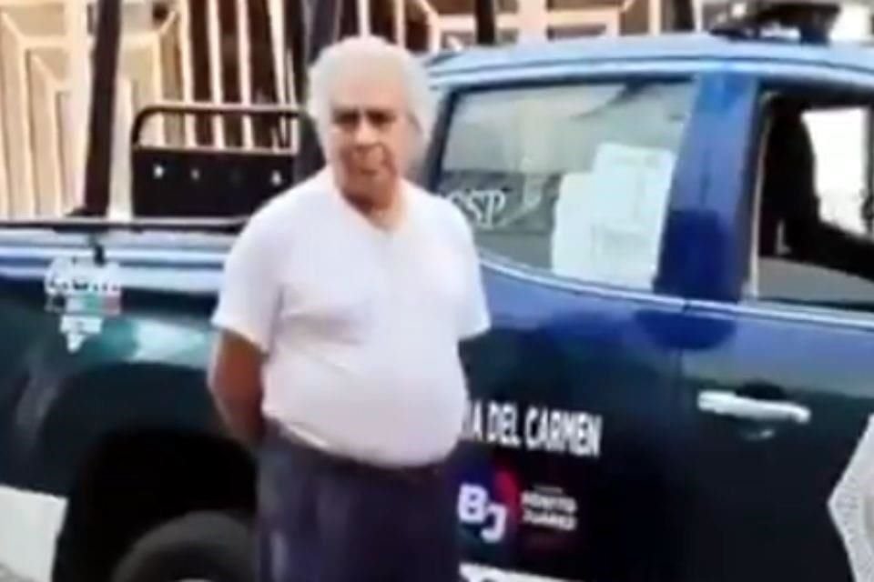 Alfredo Carrillo, de 67 años, retiraba junto con otra persona el concreto con mazos y cinceles para sembrar un árbol en la Calle Ticomán, en la Colonia Del Lago.