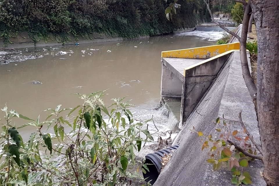 El drenaje de viviendas es vertido, sin sanear, al Río San Joaquín.