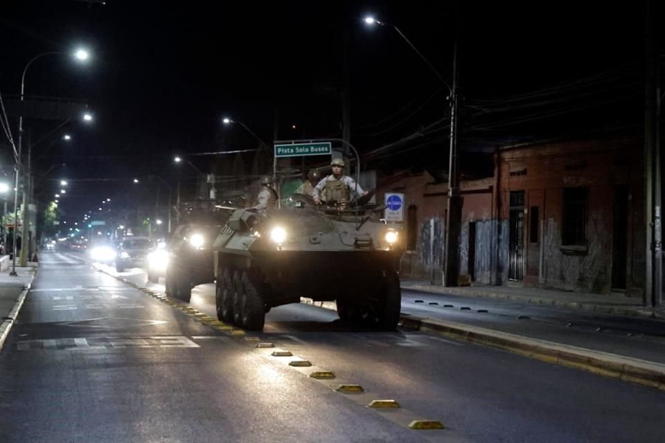 Vehículos militares continuaban recorriendo avenidas de Santiago esta madrugada tras el apagón masivo que afectó ayer a Chile.