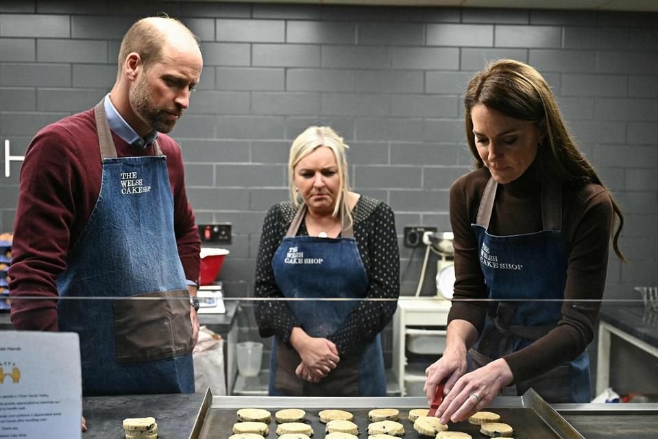 Los Príncipes de Gales iniciaron su jornada en un mercado local, donde participaron en la preparación de pasteles galeses en The Welsh Cake Shop.