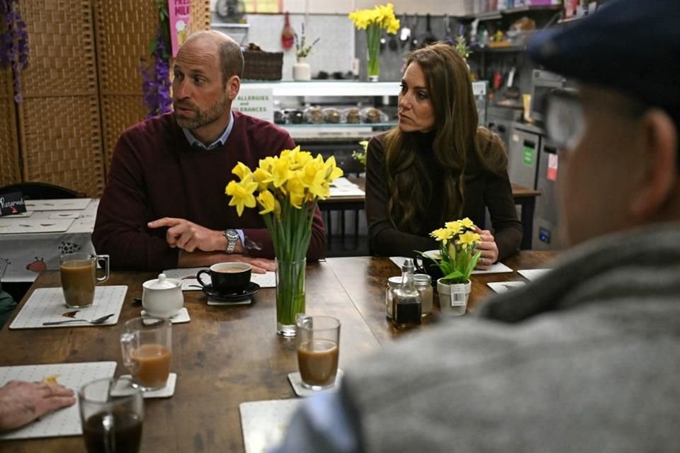 La pareja se trasladó al Fountain Café, donde conversaron con un grupo de propietarios de negocios sobre la dinámica del mercado.