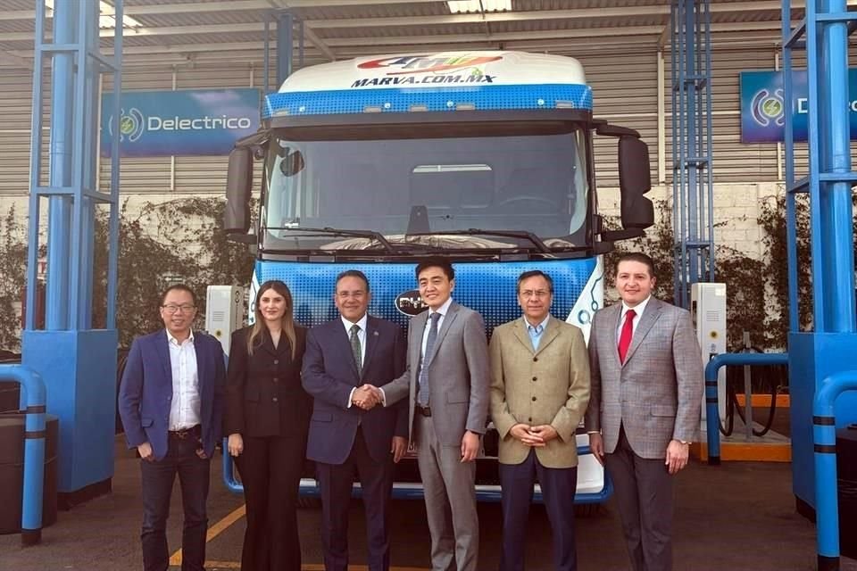 Presentación del primer cargador eléctrico de la marca Huawei para Delectrico y Transportes Marva.