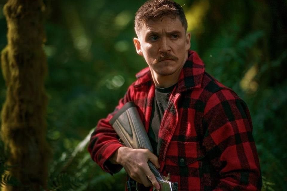 El filme que se cuece a fuego lento, introduciendo a los personajes en un relato no lineal armado con base en capítulos. Se va dando forma al armazón narrativo, en los bosques de Oregón.