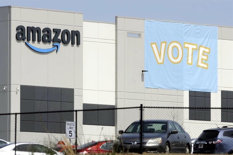 Una manta invita a los trabajadores de un almacén de Amazon en Bessemer, Alabama a votar.