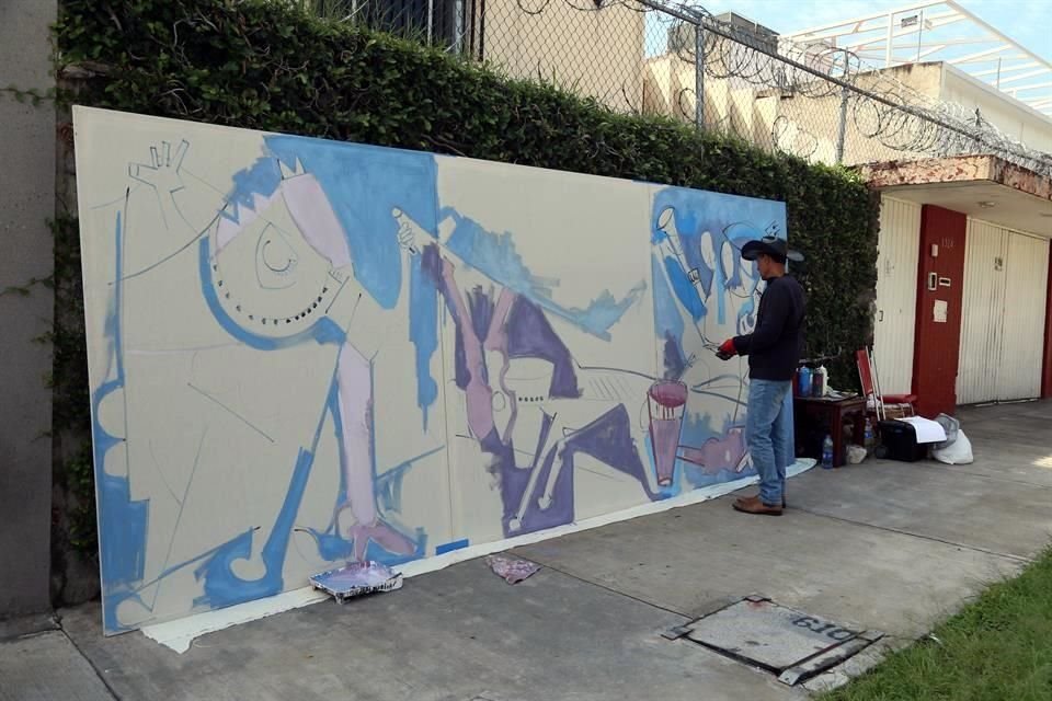 Roberto Márquez, pinta un cuadro de gran formato a fuera del hospital donde se encuentra Vicente Fernández. Espera poder regalárselo a la familia al terminarlo.