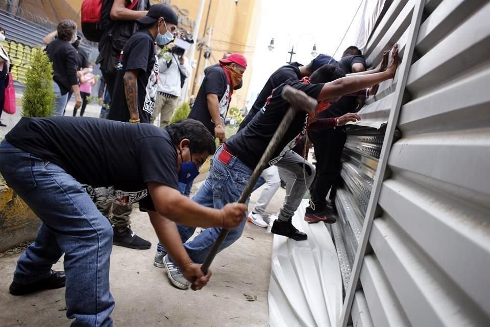 En la Calle Real de Mayorazgo, habitantes retiraron tapiales que había en cerca de 250 metros lineales.