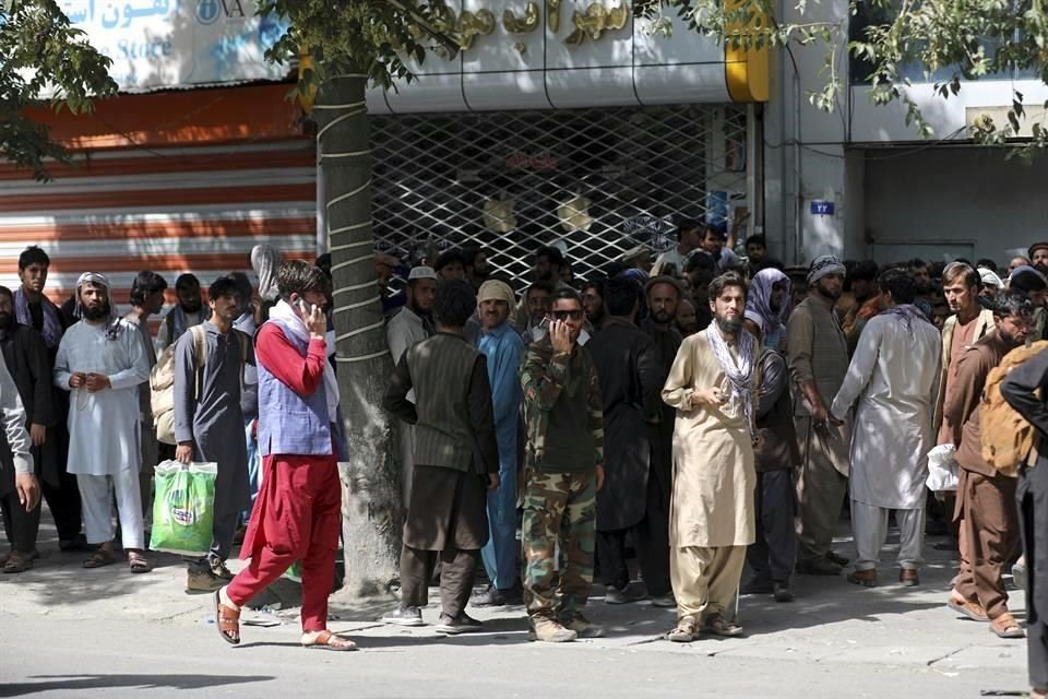 Personas hacen filas en Kabul para sacar su dinero del banco ante el avance de los talibanes.