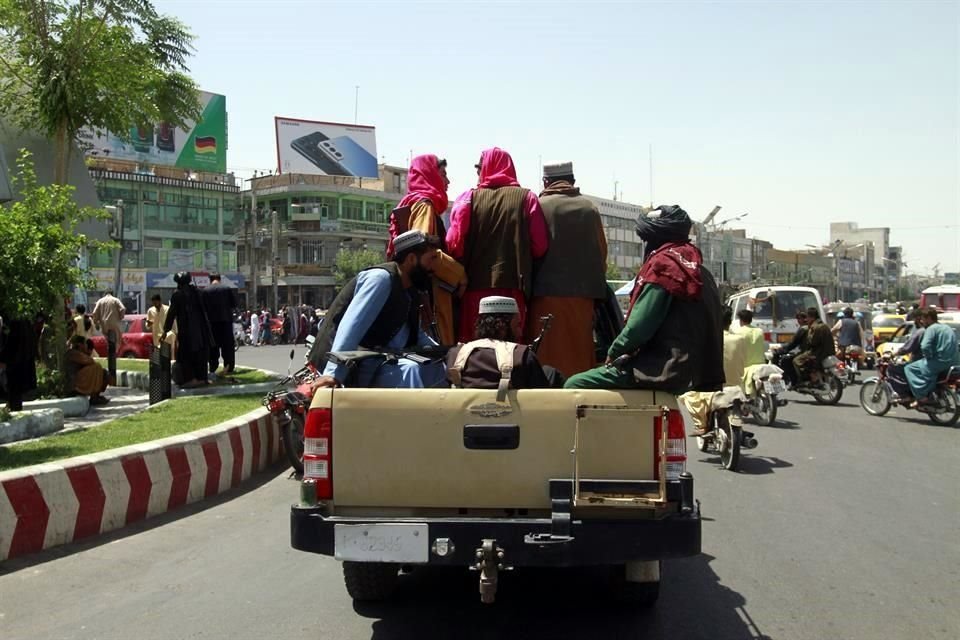 Militantes talibanes en la ciudad de Herat, al oeste de Kabul.