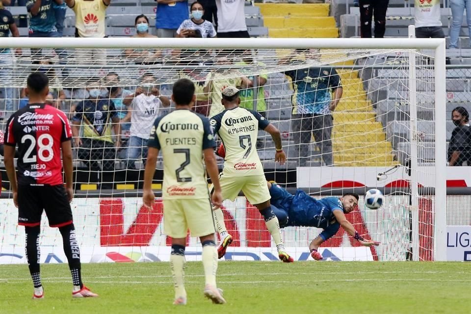 Camilo Vargas le detuvo un penal a Roger Martínez.