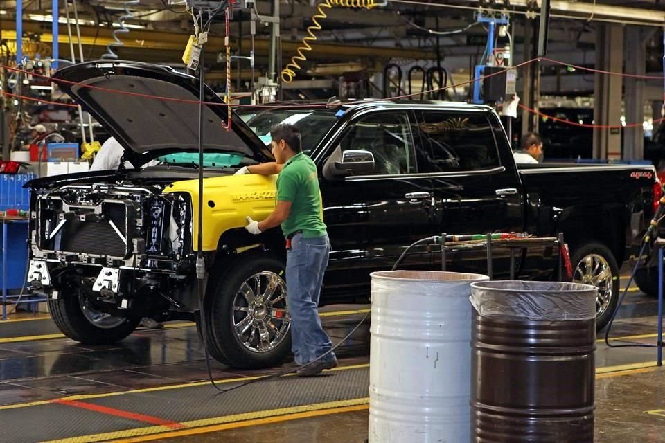 Wells Fargo señaló que si se promulgan, los aranceles tendrían un fuerte impacto en los tres principales fabricantes de automóviles de Estados Unidos: General Motors, Stellantis y Ford Motor.