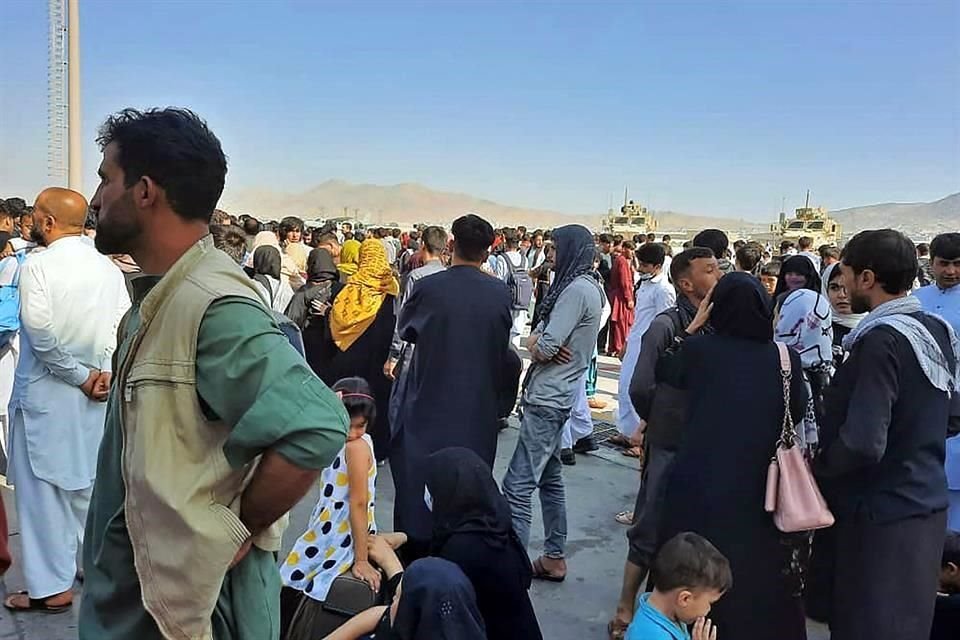 Personas se congregan en el aeropuerto de Kabul buscando una oportunidad para salir de Afganistán.