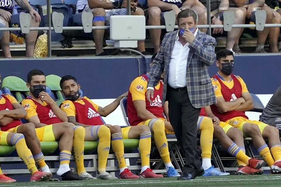 Miguel Herrera se decidirá por usar cinco defensas contra Querétaro.