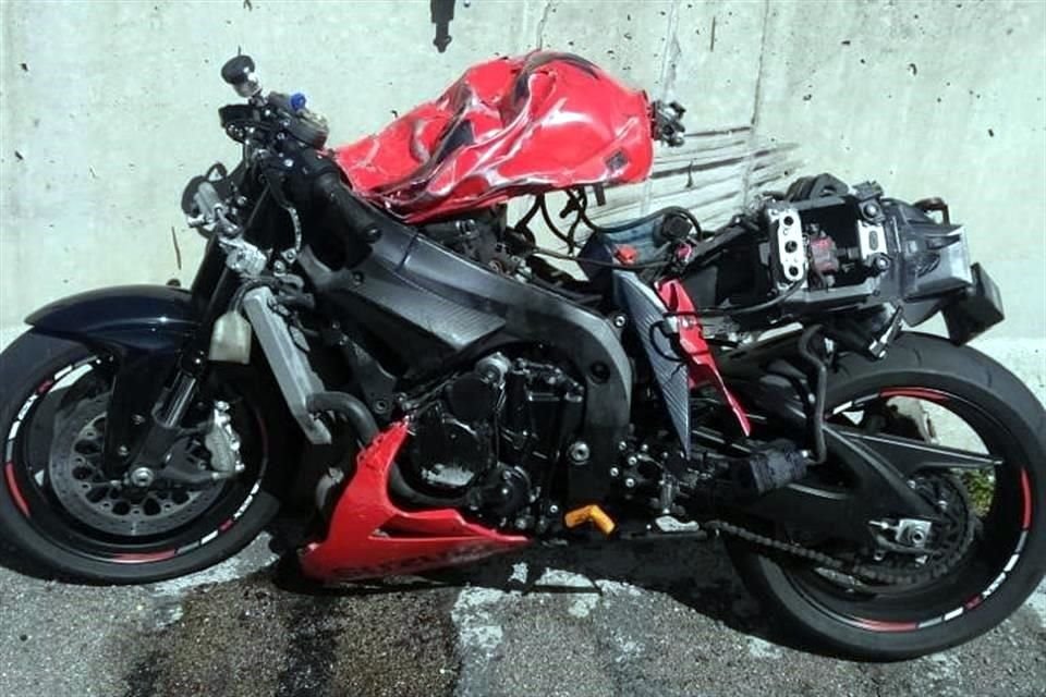 Tras el impacto, así quedaron algunas motocicleta sobre  la autopistas.