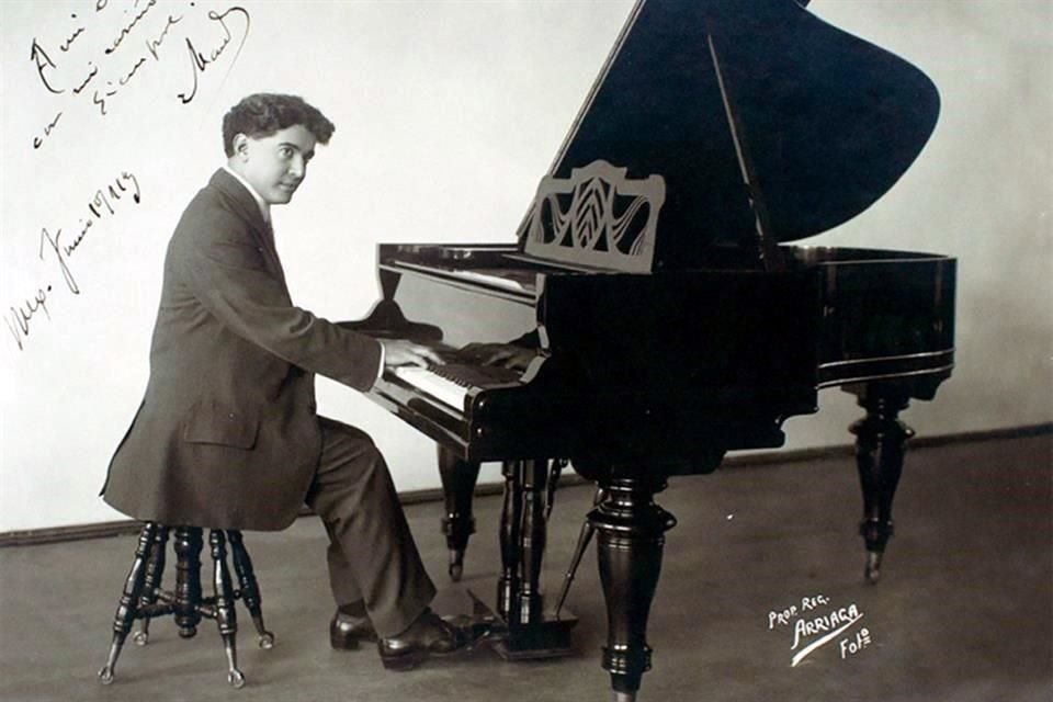 El compositor Manuel M. Ponce tocando el piano, hacia 1910.