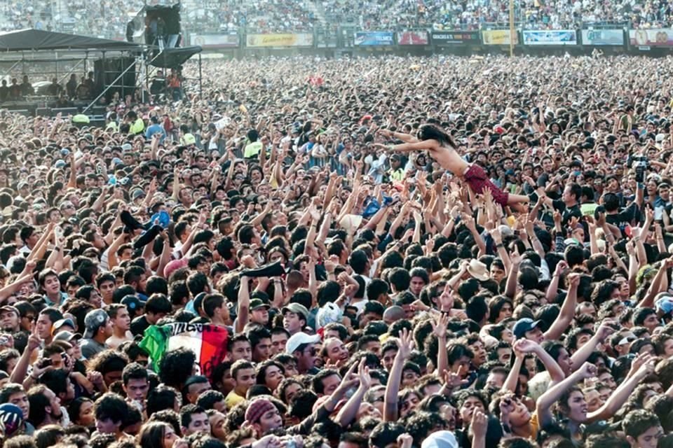 Momento eufórico en un concierto de Panteón Rococó, en el Vive Latino 2010.