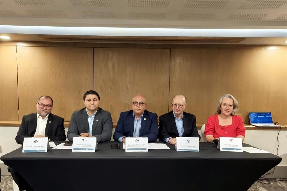 Representantes de la Asociación Mexicana de Agentes de Seguros y Fianzas (Amasfac).