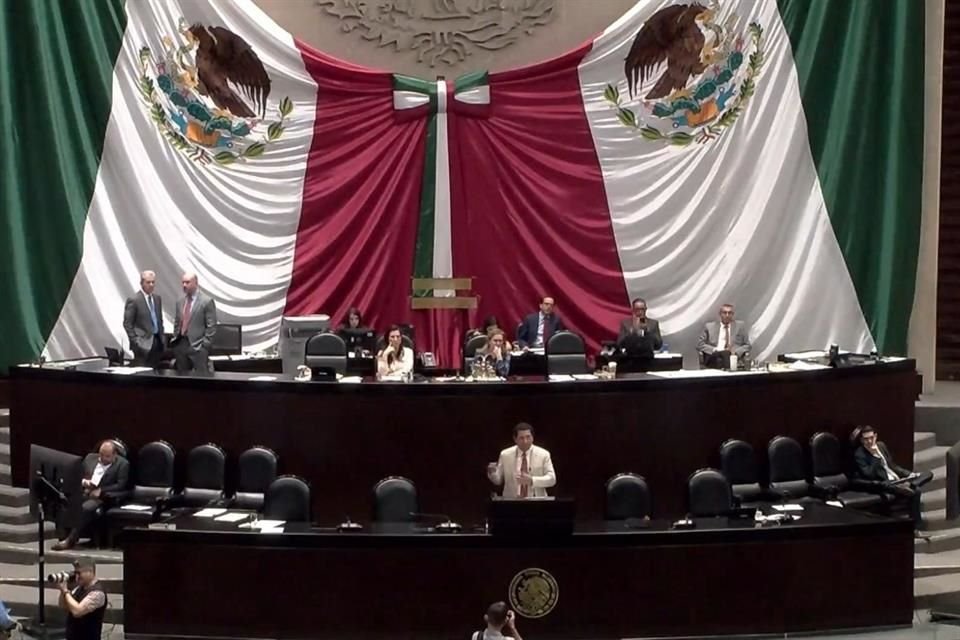 Diputados de Morena, aliados y MC, aprobaron reforma para reducir carga fiscal a Pemex; PRI y PAN acusaron afectación a finanzas públicas.