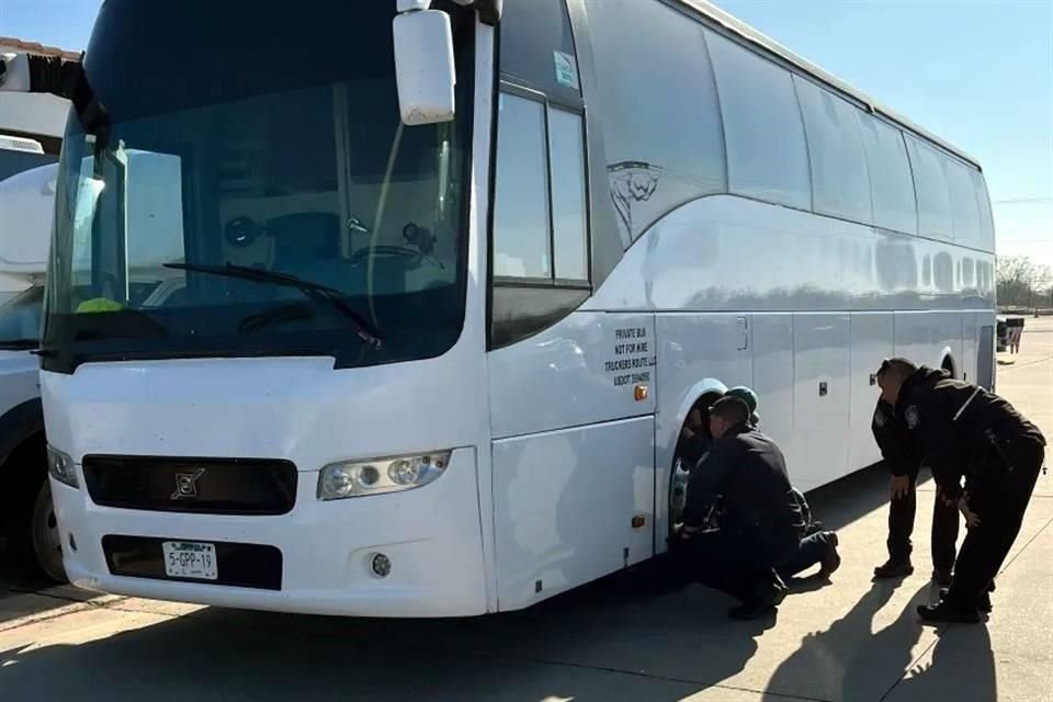 La droga fue localizada en el tanque de combustible del autobús.