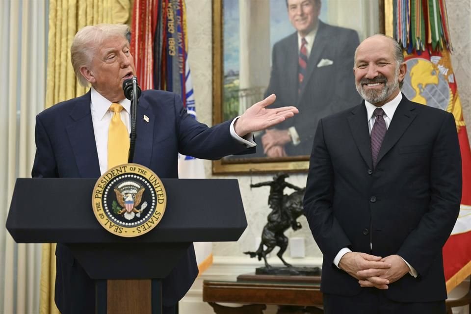 El Presidente Donald Trump habla durante la ceremonia de juramentación de Howard Lutnick el 21 de febrero.