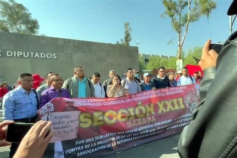 Los manifestantes prevén mantenerse en plantón afuera de la sede legislativa hasta mañana.