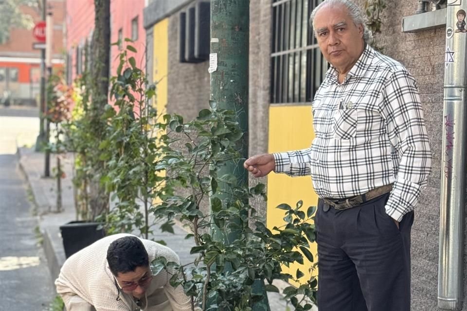 Alfredo Carrillo (derecha) y su hijo, Gustavo Carrillo, plantaron el limonero en la Calle Ticomán, en BJ.