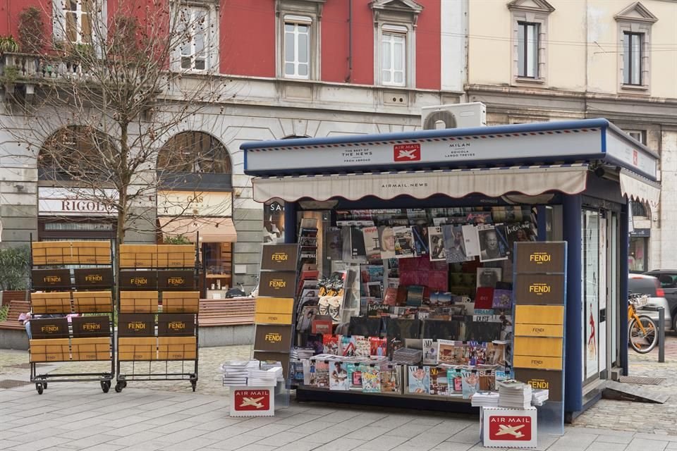 La firma FENDI transformó escaparates de librerías en Milán para celebrar su centenario, así como el desfile otoño invierno 2025 y 2026.