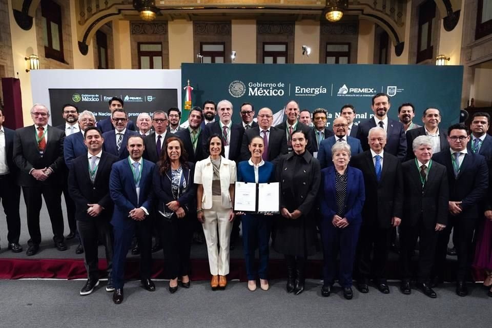 'Hoy firmamos un acuerdo histórico', informó la Mandataria.