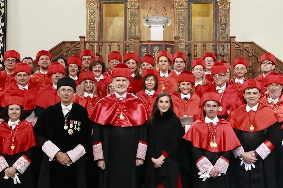 Felipe VI fue investido doctor honoris causa por la Universidad de Alcalá, destacando la necesidad de claridad en el lenguaje jurídico.