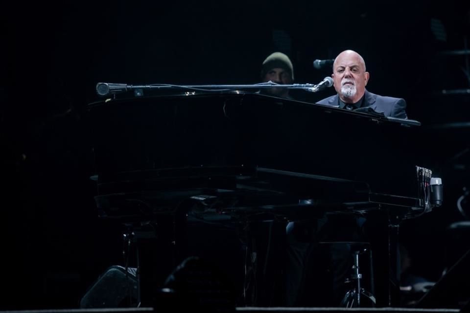 El músico, de 75 años, perdió el equilibrio y cayó de espaldas, generando preocupación entre los fans que presenciaron el incidente.