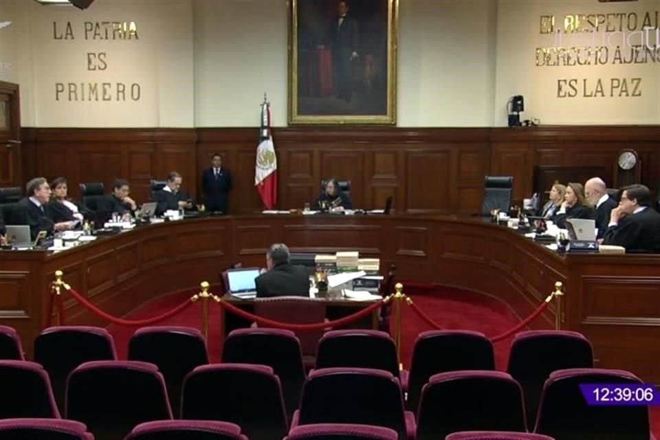 UIF afirmó que sería un acto de favoritismo que Corte concediera a Salinas Pliego amparo contra investigación de sus movimientos bancarios.