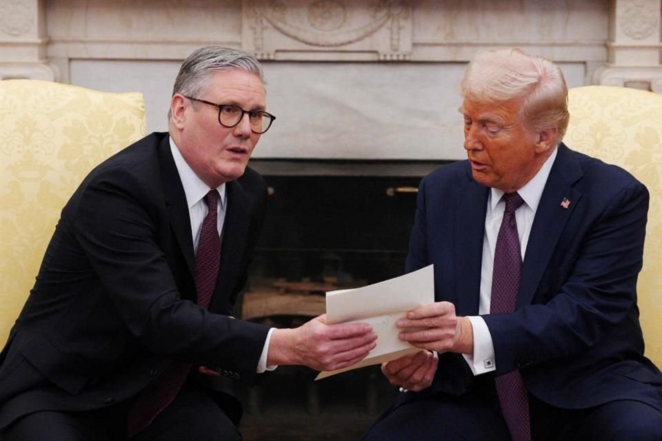 El primer ministro británico, Keir Starmer, entregó a Trump una carta de Carlos en la Casa Blanca.