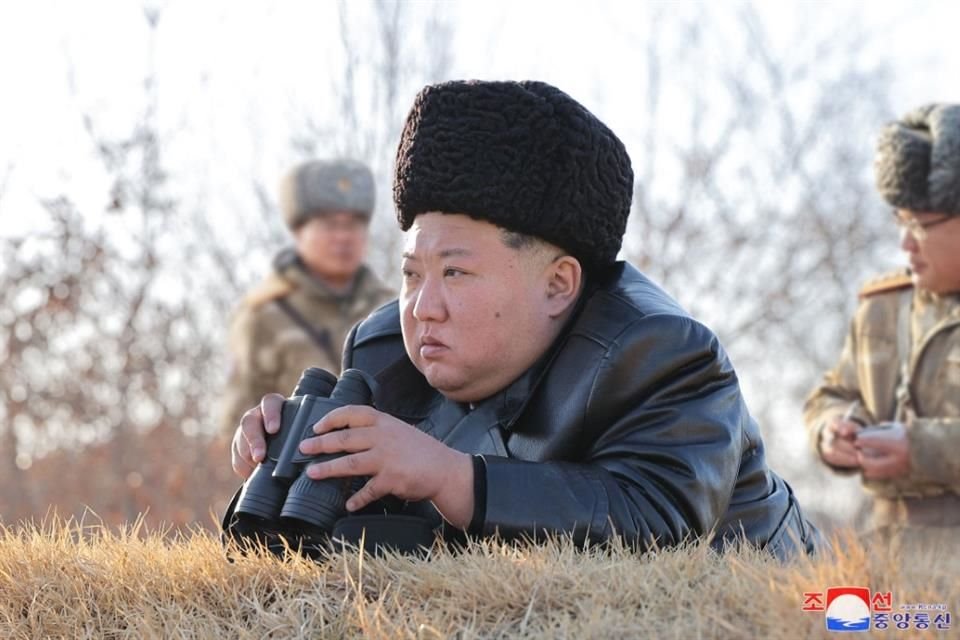 El líder norcoreano Kim Jong Un supervisa un lanzamiento de misiles el 26 de febrero.