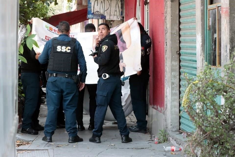 IZTAPALAPA. Los cuerpos, uno de los cuales quedó en la planta baja y los otros en un dormitorio, fueron llevados a la morgue.