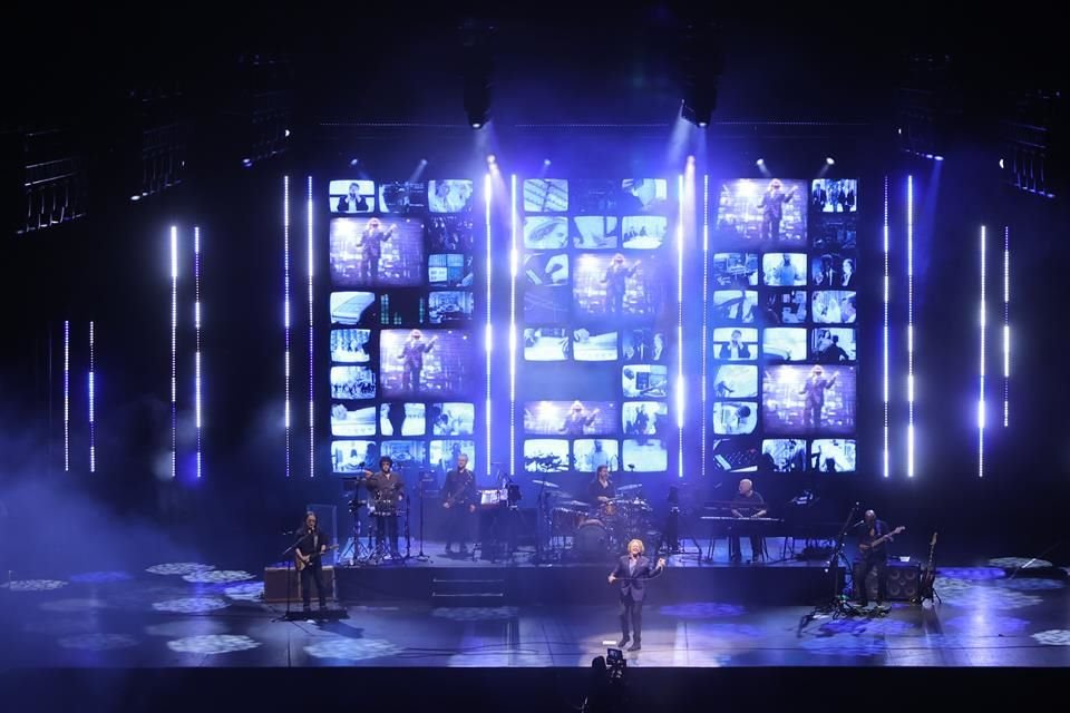 Mick Hucknall, mejor conocido como Simply Red, sorprendió a un Auditorio Nacional abarrotado, que lo recibió con una ovación escandalosa y se le entregó en cada interpretación.