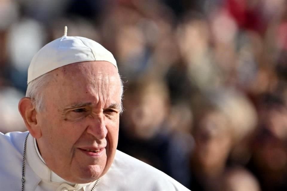 El Papa sufrió espasmo bronquial e inhaló vómito por lo que se le dio ventilación no invasiva, dice el Vaticano.