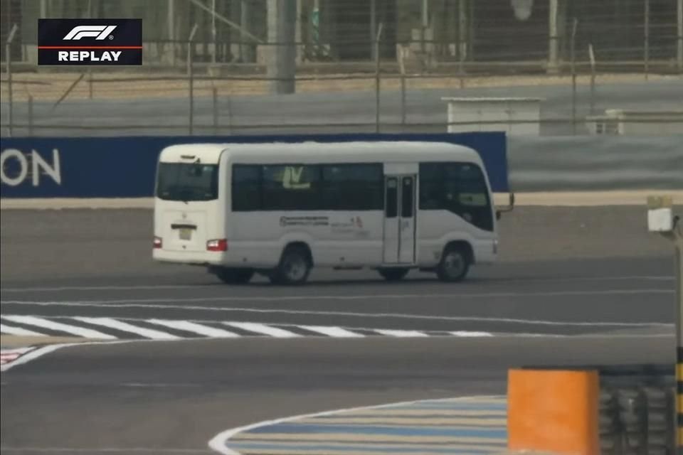 En una inusual escena, un autobús atravesó la pista en Bahréin mientras se realizaba la sesión de pruebas en la pretemporada de Fórmula 1.