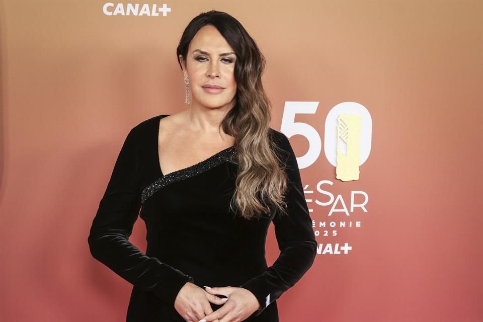 Karla Sofía Gascón reapareció en los Premios César de Francia tras controversia por publicaciones racistas en redes sociales.