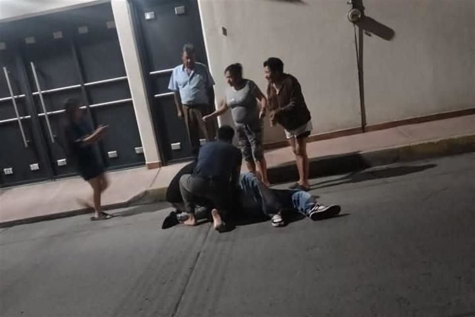 Los presuntos asaltantes forcejearon con el motociclista y le dispararon para arrebatarle el vehículo, dejarlo malherido en el asfalto y huir tras perpetrar el robo y la agresión.