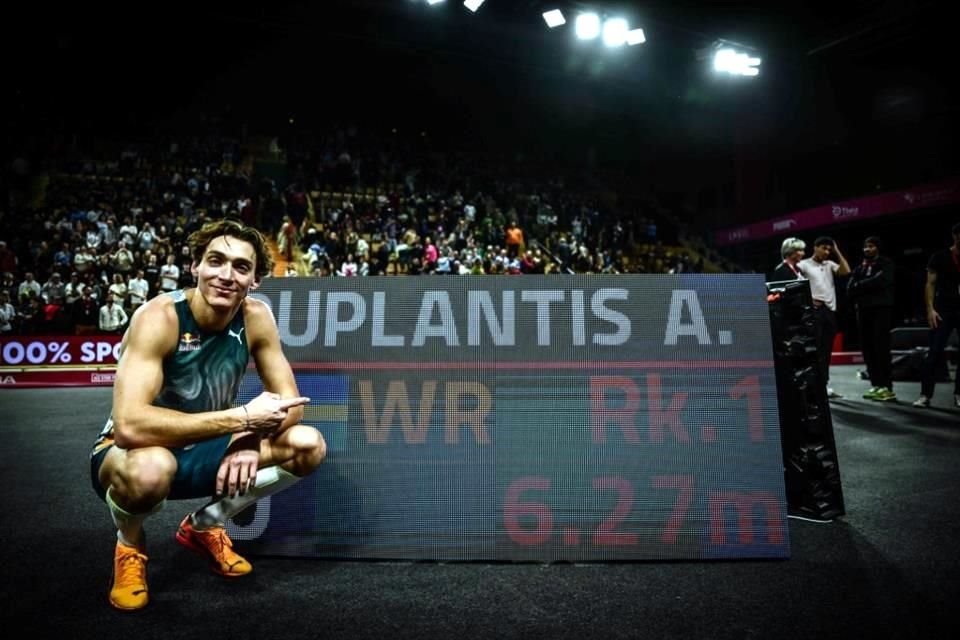 Armand Duplantis rompió por undécima vez en su carrera el récord mundial del salto con pértiga al lograr 6.27 metros en Clermont, Francia.