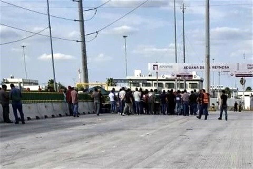 Un grupo de 50 choferes bloqueó la circulación de la Aduana de Reynosa la tarde de este viernes.