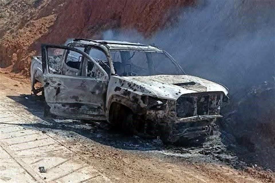 Presuntos sujetos armados asesinaron y quemaron dentro de su camioneta a Roberto García Cantú, integrante de las autoefensas en Huitzapula, Guerrero, mientras regresaba de trabajar en el campo.