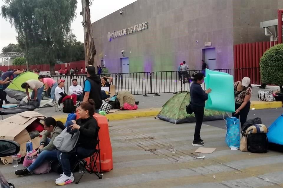 Los maestros levantaron las tiendas de campaña que instalaron desde ayer en la mañana en las inmediaciones de San Lázaro, bloqueando todos los accesos.