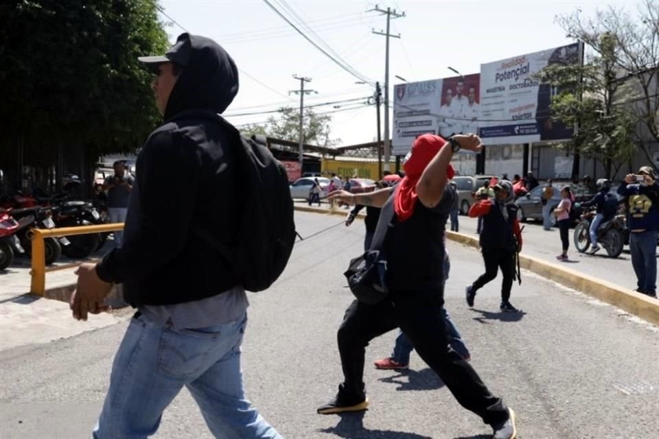 Maestros de Guerrero lanzaron huevos contra la fachada del Congreso local en Chilpancingo, como protesta contra reforma a Ley del ISSSTE.