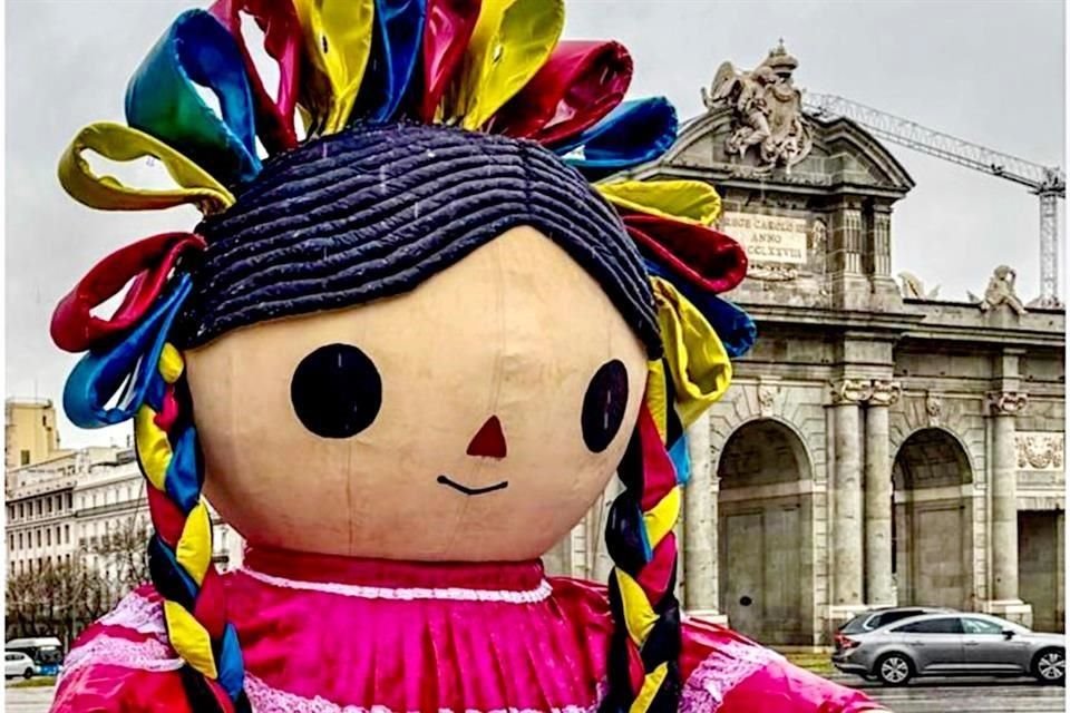 La muñeca mexicana Lelé brilló en la Feria Internacional de Turismo, intervenida por diseñadores contemporáneos.