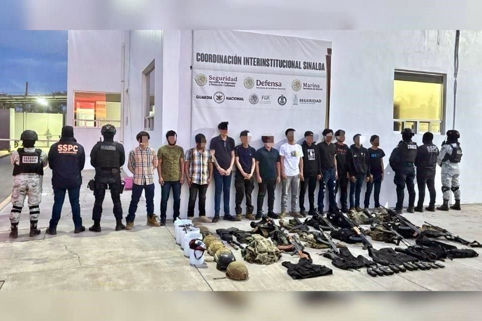 Autoridades federales y estatales detuvieron a 12 personas con armas, cartuchos y vehículos al norte de Culiacán, Sinaloa.