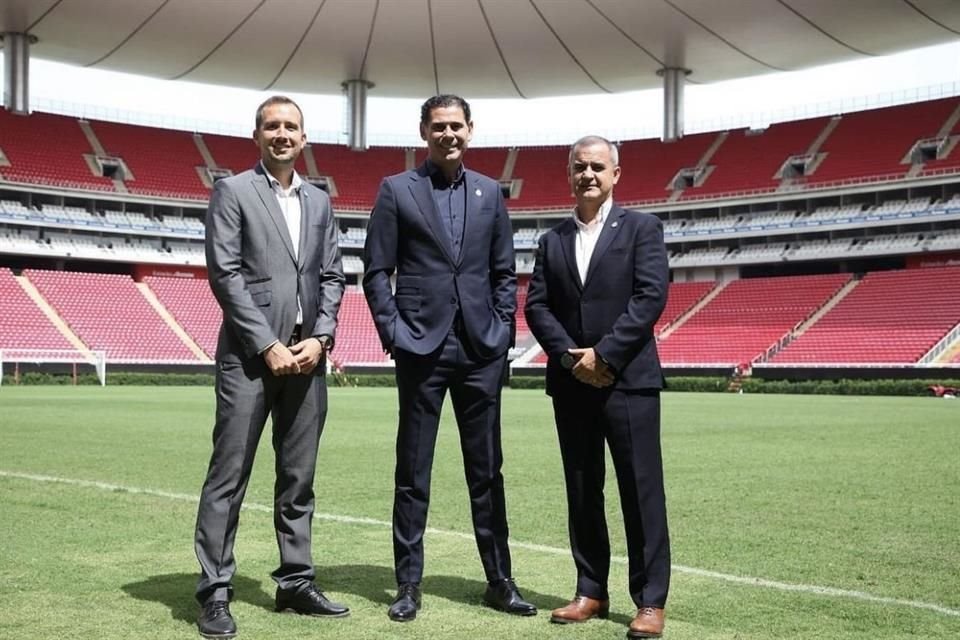 Fran Pérez Lázaro (izquierda), Juan Carlos Martínez Castrejo (derecha) y Sergio Pérez Alonso, quedaron a cargo del equipo, tras la salida de Fernando Hierro (centro). 