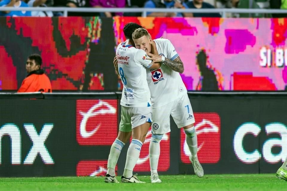 Mateusz Bogusz marcó su primer gol con Cruz Azul por medio de un tiro libre.