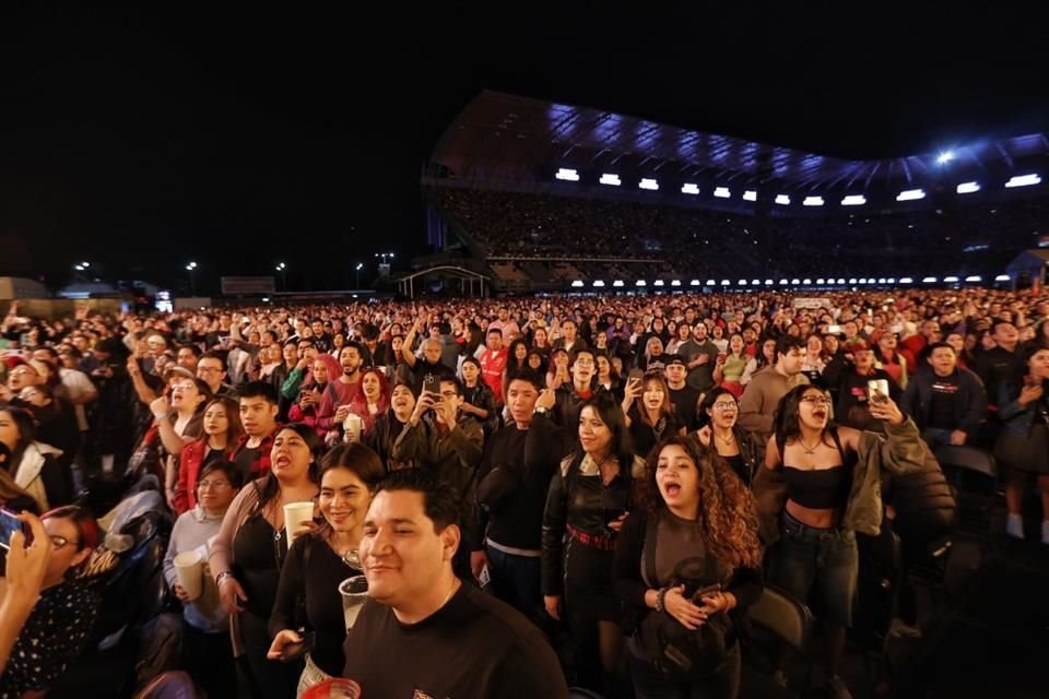 Buena parte de sus 60 mil rebeldes del pop, como se refiere a sus seguidores, que llenaron el recinto, se habían encontrado en el camino con las fans que iban a ver a Chayanne.