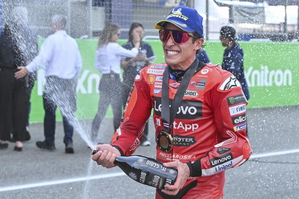 Marc Márquez celebra tras cruzar primero en la carrera sprint.